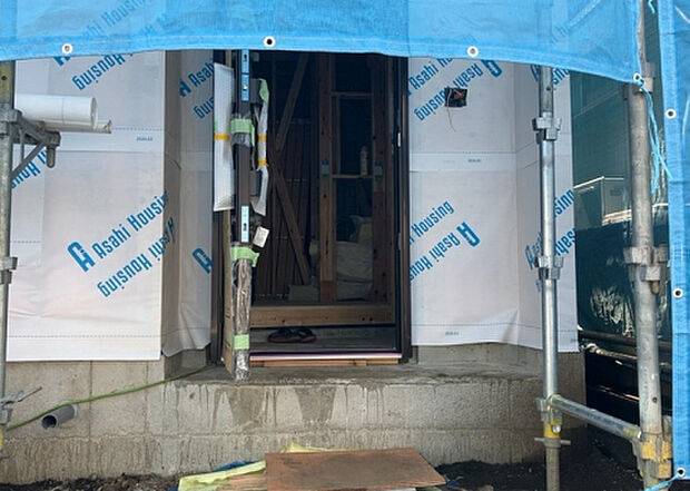 【玄関】玄関は家の顔でもあり、家族以外の目にも止まる場所です。玄関は外との間を仕切る扉、靴などをしまっておく収納スペース、靴脱ぎのたたきスペース、来客とのやり取りをするドアホンなど複数のアイテムからなります。