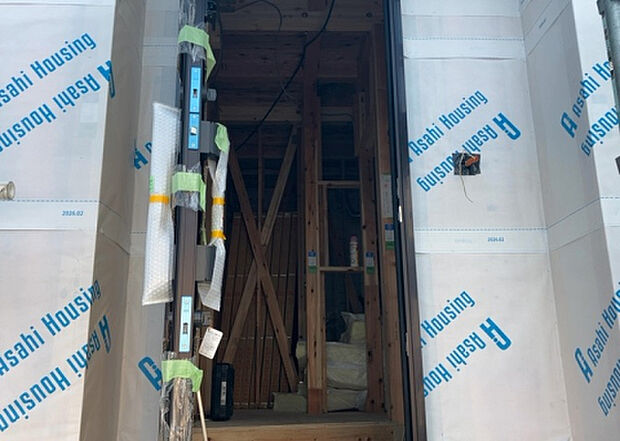 【玄関_2】玄関は、狭すぎると複数人で使いにくく、広すぎても無駄な空間になりがちです。最低2畳を目安にして、家の広さとの兼ね合いや家族の人数を考慮して決めるとよいでしょう。現地を見学して快適な玄関を選びましょう!