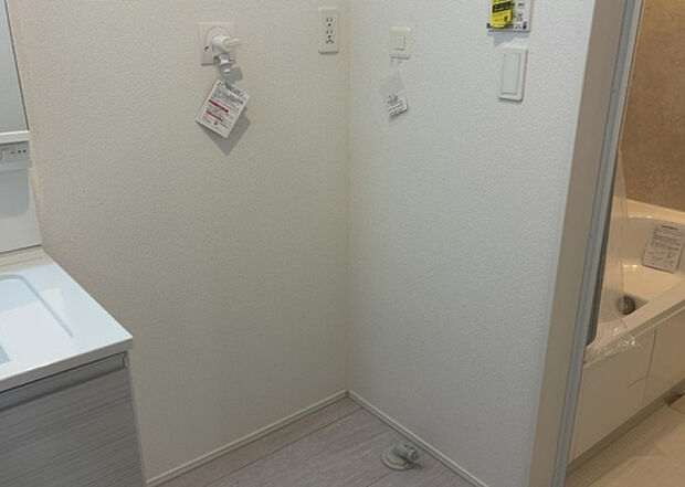【ランドリースペース】ランドリースペースも気になります。洗濯機置場があり「洗う、干す、取り込む、アイロンがけ、たたむ」など、洗濯に関する家事をするための空間です。広さや収納など付帯設備も含めて、詳細は現地でご確認ください。