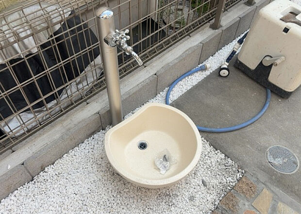 【その他設備】敷地内には、散水栓や立水栓があります。水道水を直接利用できるため、水を運ぶ手間を省くことが出来ます。大量の水を必要とする洗車作業や清掃などに役立ちます。その他設備とあわせて、現地でご確認ください。