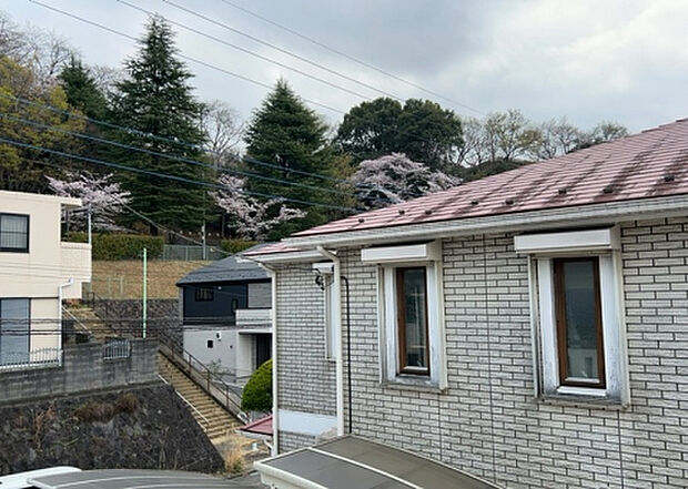【物件からの展望】眺望を気にして物件を探す場合、前面に建物が建っていないか現地で確認しましょう！前面に建物があると景色はもちろん、日当たりや風通しにも影響が出てきます。住んだ時のことを想像しながら現地見学をしましょう。