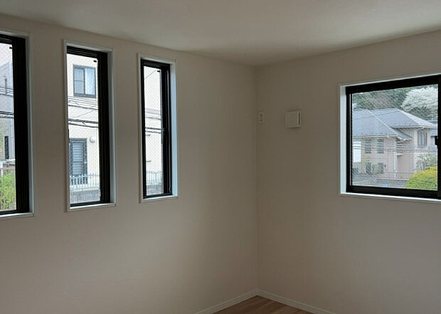 【洋室】洋室のメリットは重い家具が置きやすく、身の回りが整理しやすいことです。 床がフローリングのため畳とは異なり凹みにくいです。 クローゼットなど収納が豊富で、普段使わない旅行カバンや服の整頓も簡単にです。