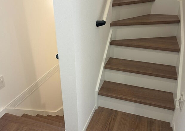 【内装】建物の上下階の通路である階段は、その位置によって動線や室内の印象が大きく左右されます。手摺にも重要な役割があり、転倒の防止・歩行や動作を円滑にして日常生活を支えることを主な目的として設置されています。