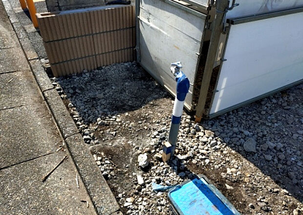 【その他設備】敷地内には、散水栓や立水栓があります。水道水を直接利用できるため、水を運ぶ手間を省くことが出来ます。大量の水を必要とする洗車作業や清掃などに役立ちます。その他設備とあわせて、現地でご確認ください。