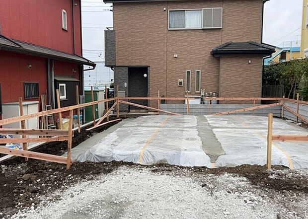 【玄関_2】玄関は、狭すぎると複数人で使いにくく、広すぎても無駄な空間になりがちです。最低2畳を目安にして、家の広さとの兼ね合いや家族の人数を考慮して決めるとよいでしょう。現地を見学して快適な玄関を選びましょう!