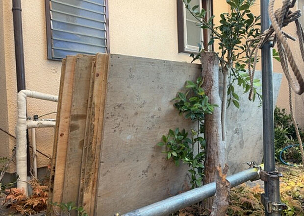 【玄関】玄関は家の顔でもあり、家族以外の目にも止まる場所です。玄関は外との間を仕切る扉、靴などをしまっておく収納スペース、靴脱ぎのたたきスペース、来客とのやり取りをするドアホンなど複数のアイテムからなります。