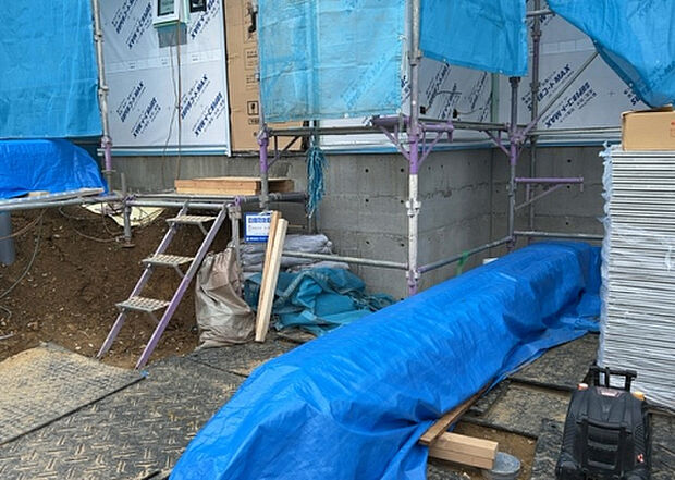 【構造・工法・仕様_2】ベタ基礎とは、柱の位置に関係なく全体に基礎がある事を指し、面積が大きい分建物の重さを全体に分散できます。また、地面からの湿気や害虫を遮断でき、木造住宅で心配されるシロアリ被害を防ぐ効果も期待できます。