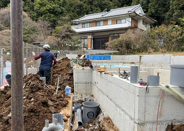 【玄関_2】玄関は、狭すぎると複数人で使いにくく、広すぎても無駄な空間になりがちです。最低2畳を目安にして、家の広さとの兼ね合いや家族の人数を考慮して決めるとよいでしょう。現地を見学して快適な玄関を選びましょう!