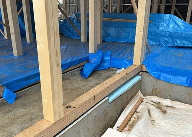 【玄関_2】玄関は、狭すぎると複数人で使いにくく、広すぎても無駄な空間になりがちです。最低2畳を目安にして、家の広さとの兼ね合いや家族の人数を考慮して決めるとよいでしょう。現地を見学して快適な玄関を選びましょう！