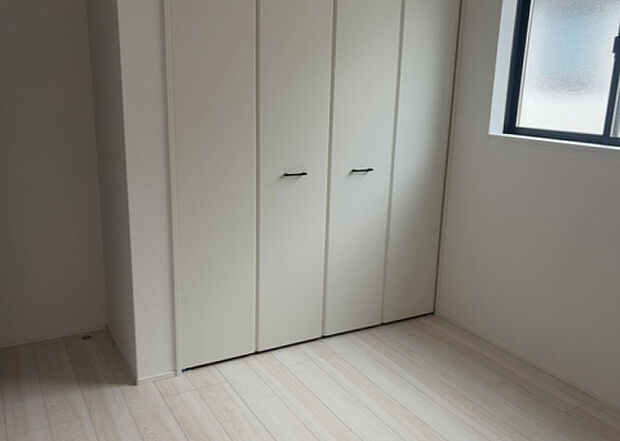 【洋室】洋室のメリットは重い家具が置きやすく、身の回りが整理しやすいことです。 床がフローリングのため畳とは異なり凹みにくいです。 クローゼットなど収納が豊富で、普段使わない旅行カバンや服の整頓も簡単にです。