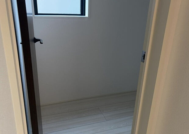 【ウォークインクローゼット】ウォークインクローゼットがあれば、クローゼット内でコーディネートが完成できますし、季節の変わり目に行う衣替えの手間も省けます。また、スーツケースなど大きいものもしまうことができ使い勝手がよいです。