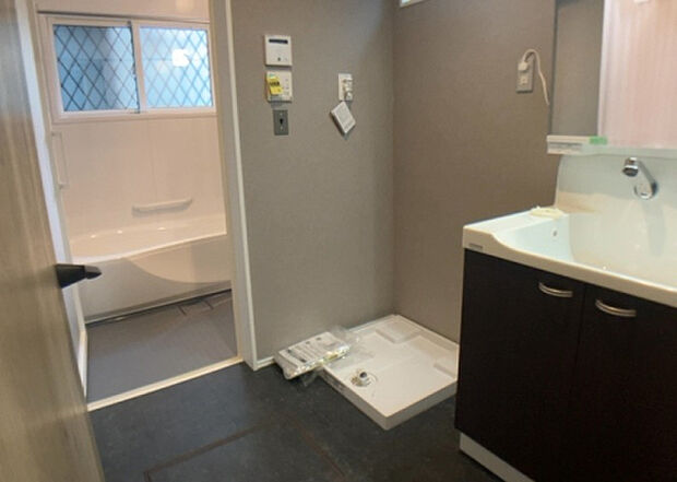 【ランドリースペース】ランドリースペースも気になります。洗濯機置場があり「洗う、干す、取り込む、アイロンがけ、たたむ」など、洗濯に関する家事をするための空間です。広さや収納など付帯設備も含めて、詳細は現地でご確認ください。