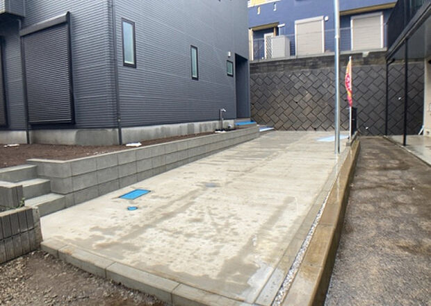 【駐車場】駐車場と明記されていても、最小スペースでつくられた駐車場だと大型車は駐車できなかったり、出入りしにくくなったりする可能性があります。お車のサイズと購入したい物件の駐車場のサイズを現地で確認しましょう。