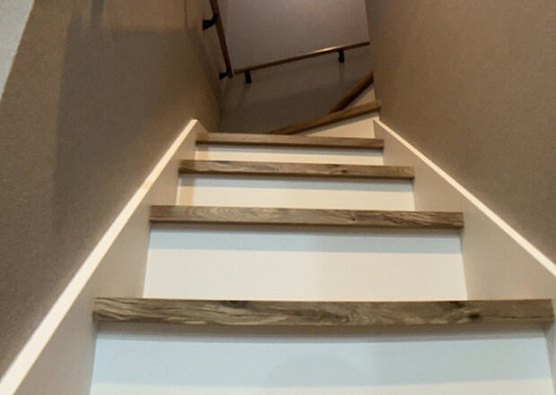 【内装】建物の上下階の通路である階段は、その位置によって動線や室内の印象が大きく左右されます。手摺にも重要な役割があり、転倒の防止・歩行や動作を円滑にして日常生活を支えることを主な目的として設置されています。