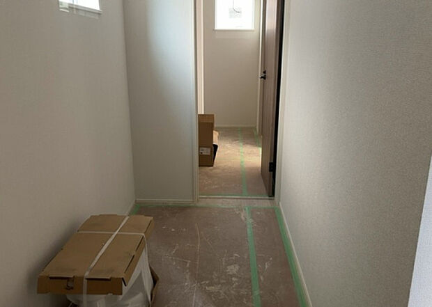 【脱衣場】多くの戸建て住宅で見かける洗面脱衣所は、洗面台と洗濯機が2畳ほどのスペースに並べられていて、洗面所が脱衣所を兼ね備えている間取りが一般的です。お客様が利用することもある、パブリックな空間でもあります。