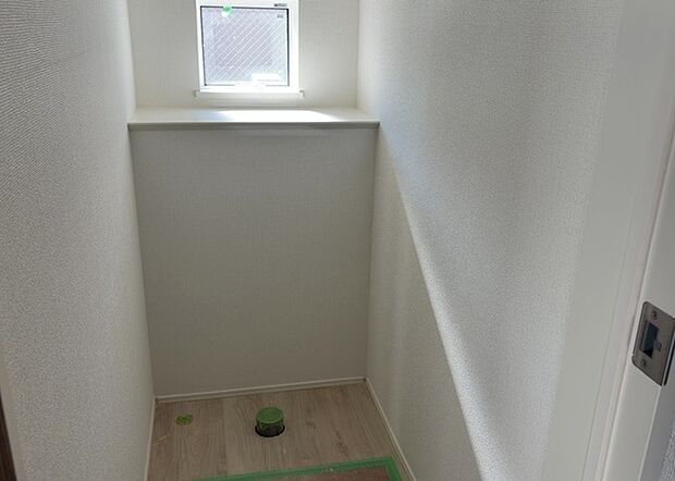 【ウォシュレット(リモコン)】ウォシュレットは、衛生面だけでなく、快適性も向上させる便利な設備です。洗浄機能の種類や水温調節機能など、様々な機能が付いたものが多くあります。リモコンも、操作が簡単で、使いやすいものを選びましょう。