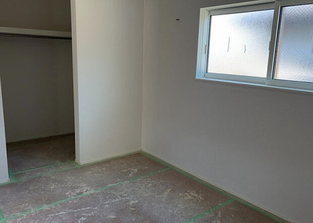 【洋室】洋室のメリットは重い家具が置きやすく、身の回りが整理しやすいことです。 床がフローリングのため畳とは異なり凹みにくいです。 クローゼットなど収納が豊富で、普段使わない旅行カバンや服の整頓も簡単にです。