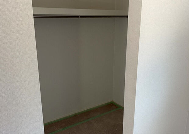 【ウォークインクローゼット】ウォークインクローゼットがあれば、クローゼット内でコーディネートが完成できますし、季節の変わり目に行う衣替えの手間も省けます。また、スーツケースなど大きいものもしまうことができ使い勝手がよいです。