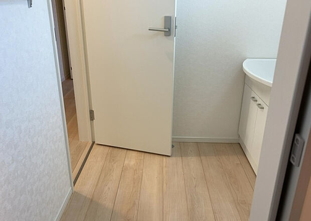 【脱衣場】多くの戸建て住宅で見かける洗面脱衣所は、洗面台と洗濯機が2畳ほどのスペースに並べられていて、洗面所が脱衣所を兼ね備えている間取りが一般的です。お客様が利用することもある、パブリックな空間でもあります。