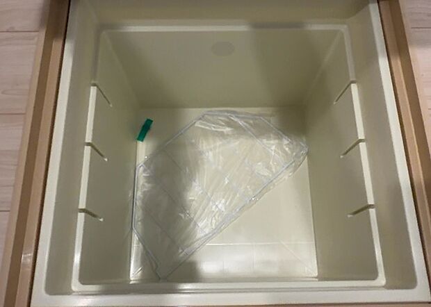 【キッチン床下収納】キッチン床下収納は、調理器具や食器などをスッキリと収納できる便利なスペースです。収納量が多いもの、引き出しがスムーズに開閉するものなど、使い勝手の良いものを選ぶことが大切です。また、湿気がこもりやすい場所なので、通気性の良いものを選ぶこともおすすめです。