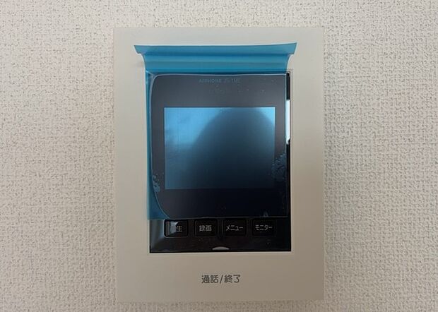 【ＴＶモニター付きインターホン】TVモニター付きインターホンは、来訪者の顔を確認できるだけでなく、音声でやり取りすることもできるため、セキュリティ面で安心できる設備です。モニター画面が大きく見やすいもの、夜間でも来訪者をしっかりと確認できるものなど、機能性を重視したいところです。