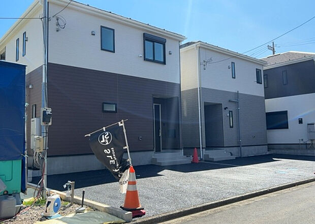 【前面道路含む現地写真_2】お持ちの車種によっては前面道路が広い方が便利でしょう。しかし、前面道路が広ければその分交通量が多くなるため、騒音などが気になる場合があります。実際に現地を見学し、周辺交通量や騒音などを確認しましょう！