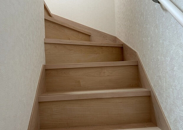 【内装】建物の上下階の通路である階段は、その位置によって動線や室内の印象が大きく左右されます。手摺にも重要な役割があり、転倒の防止・歩行や動作を円滑にして日常生活を支えることを主な目的として設置されています。