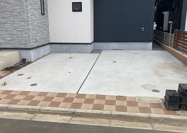 【駐車場】駐車場と明記されていても、最小スペースでつくられた駐車場だと大型車は駐車できなかったり、出入りしにくくなったりする可能性があります。お車のサイズと購入したい物件の駐車場のサイズを現地で確認しましょう。