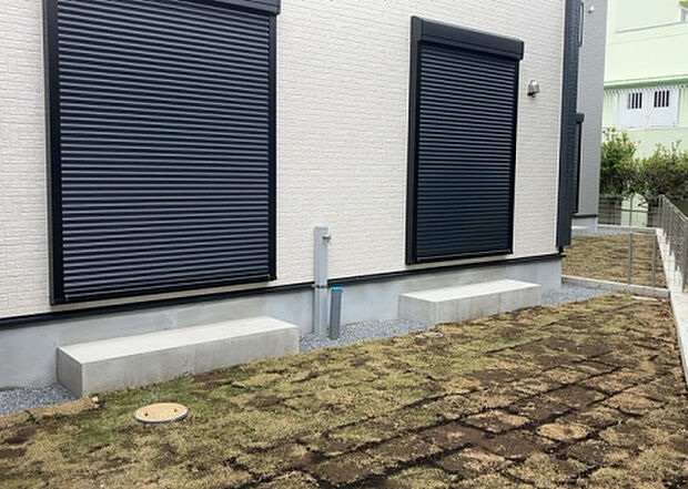 【庭】庭があることでガーデニングや家庭菜園はもちろん、こどもの遊び場やペットを放して遊ぶことができます。また、家の周囲に余裕があるということです。隣地との間があれば、十分な日当たりと、風通しが確保できます。