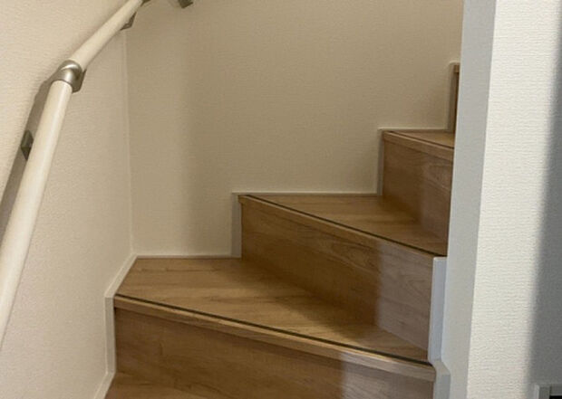 【内装】建物の上下階の通路である階段は、その位置によって動線や室内の印象が大きく左右されます。手摺にも重要な役割があり、転倒の防止・歩行や動作を円滑にして日常生活を支えることを主な目的として設置されています。