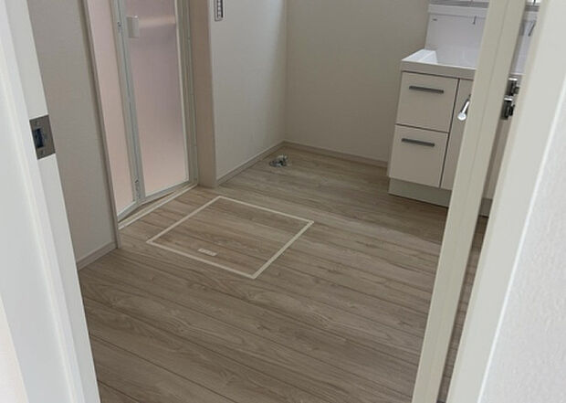 【脱衣場】多くの戸建て住宅で見かける洗面脱衣所は、洗面台と洗濯機が2畳ほどのスペースに並べられていて、洗面所が脱衣所を兼ね備えている間取りが一般的です。お客様が利用することもある、パブリックな空間でもあります。