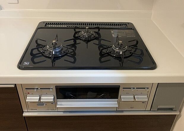 【キッチンコンロ】キッチンコンロは、料理の質を大きく左右する重要な設備です。火力調整のしやすさ、グリル機能の有無、安全装置の充実度など、選ぶポイントがたくさんあります。特に、IHクッキングヒーターは、お手入れのしやすさや安全性が高く、近年人気が高まっています。