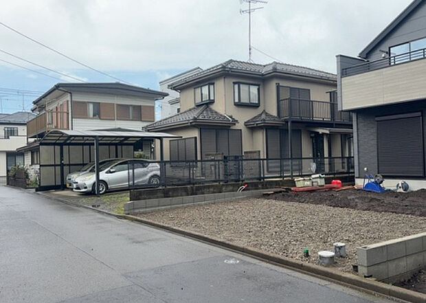 【前面道路含む現地写真_2】お持ちの車種によっては前面道路が広い方が便利でしょう。しかし、前面道路が広ければその分交通量が多くなるため、騒音などが気になる場合があります。実際に現地を見学し、周辺交通量や騒音などを確認しましょう！