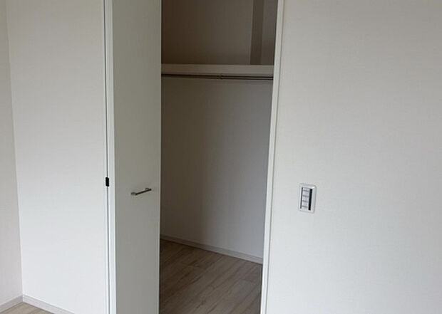 【ウォークインクローゼット】ウォークインクローゼットがあれば、クローゼット内でコーディネートが完成できますし、季節の変わり目に行う衣替えの手間も省けます。また、スーツケースなど大きいものもしまうことができ使い勝手がよいです。