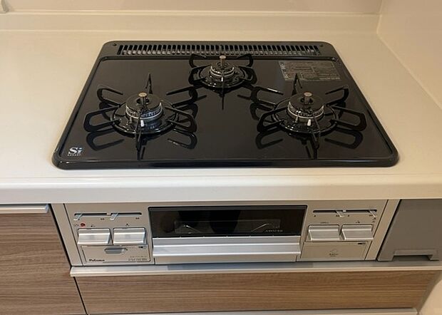 【キッチンコンロ】キッチンコンロは、料理の質を大きく左右する重要な設備です。火力調整のしやすさ、グリル機能の有無、安全装置の充実度など、選ぶポイントがたくさんあります。特に、IHクッキングヒーターは、お手入れのしやすさや安全性が高く、近年人気が高まっています。