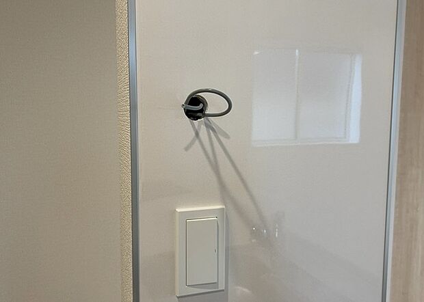 【給湯器リモコン】給湯器リモコンは、お風呂の温度設定やタイマー設定など、お風呂を快適に楽しむために欠かせないものです。液晶画面が大きく見やすいもの、操作ボタンが分かりやすいものなど、使いやすさが重要です。また、エコ機能が付いているものなら、光熱費の節約にもつながります。