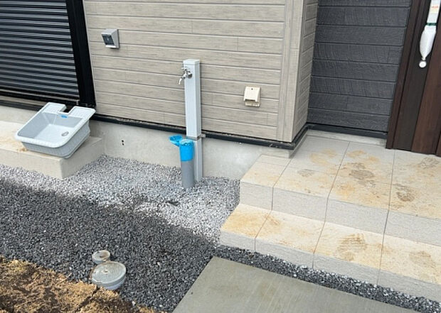 【その他設備】敷地内には、散水栓や立水栓があります。水道水を直接利用できるため、水を運ぶ手間を省くことが出来ます。大量の水を必要とする洗車作業や清掃などに役立ちます。その他設備とあわせて、現地でご確認ください。