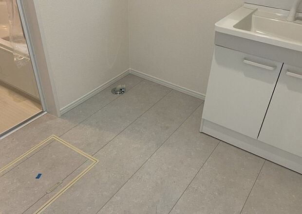 【脱衣場】多くの戸建て住宅で見かける洗面脱衣所は、洗面台と洗濯機が2畳ほどのスペースに並べられていて、洗面所が脱衣所を兼ね備えている間取りが一般的です。お客様が利用することもある、パブリックな空間でもあります。