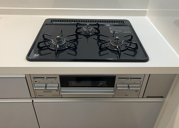 【キッチンコンロ】キッチンコンロは、料理の質を大きく左右する重要な設備です。火力調整のしやすさ、グリル機能の有無、安全装置の充実度など、選ぶポイントがたくさんあります。特に、IHクッキングヒーターは、お手入れのしやすさや安全性が高く、近年人気が高まっています。