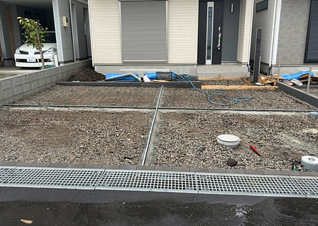 【駐車場】駐車場と明記されていても、最小スペースでつくられた駐車場だと大型車は駐車できなかったり、出入りしにくくなったりする可能性があります。お車のサイズと購入したい物件の駐車場のサイズを現地で確認しましょう。