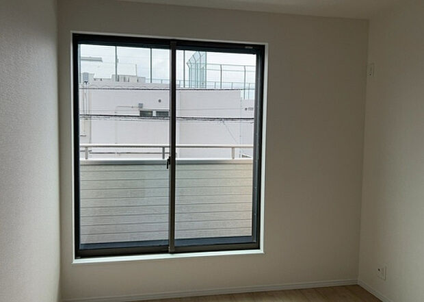 【洋室】洋室のメリットは重い家具が置きやすく、身の回りが整理しやすいことです。 床がフローリングのため畳とは異なり凹みにくいです。 クローゼットなど収納が豊富で、普段使わない旅行カバンや服の整頓も簡単にです。