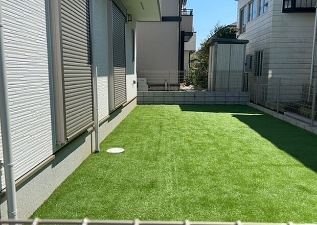 【庭】庭があることでガーデニングや家庭菜園はもちろん、こどもの遊び場やペットを放して遊ぶことができます。また、家の周囲に余裕があるということです。隣地との間があれば、十分な日当たりと、風通しが確保できます。