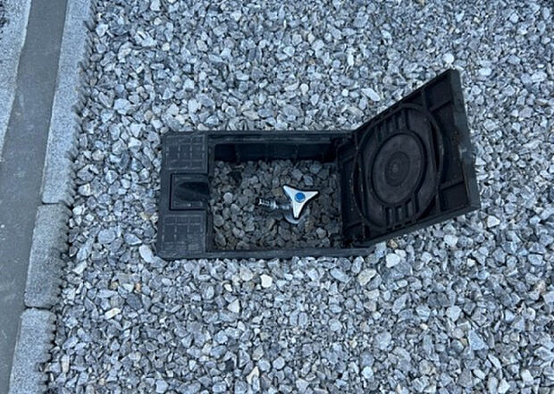 【その他設備】敷地内には、散水栓や立水栓があります。水道水を直接利用できるため、水を運ぶ手間を省くことが出来ます。大量の水を必要とする洗車作業や清掃などに役立ちます。その他設備とあわせて、現地でご確認ください。