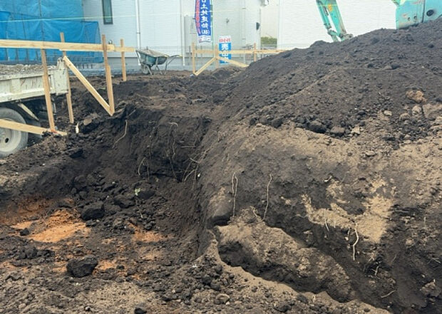 【玄関】玄関は家の顔でもあり、家族以外の目にも止まる場所です。玄関は外との間を仕切る扉、靴などをしまっておく収納スペース、靴脱ぎのたたきスペース、来客とのやり取りをするドアホンなど複数のアイテムからなります。