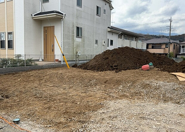 【玄関_2】玄関は、狭すぎると複数人で使いにくく、広すぎても無駄な空間になりがちです。最低2畳を目安にして、家の広さとの兼ね合いや家族の人数を考慮して決めるとよいでしょう。現地を見学して快適な玄関を選びましょう！