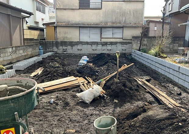 【構造・工法・仕様_2】ベタ基礎とは、柱の位置に関係なく全体に基礎がある事を指し、面積が大きい分建物の重さを全体に分散できます。また、地面からの湿気や害虫を遮断でき、木造住宅で心配されるシロアリ被害を防ぐ効果も期待できます。