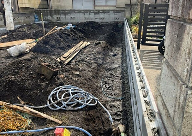 【庭_2】庭のある家に住むことのメリットとして、子どもたちの遊び場を確保できること、ガーデニングや家庭菜園を楽しめること、明るさを確保できることがあります。また、配置を工夫することでプライバシーが確保できます。