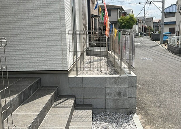 【庭】庭があることでガーデニングや家庭菜園はもちろん、こどもの遊び場やペットを放して遊ぶことができます。また、家の周囲に余裕があるということです。隣地との間があれば、十分な日当たりと、風通しが確保できます。