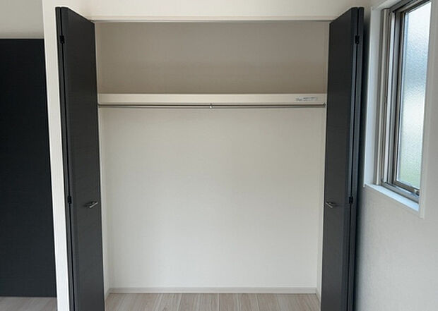 【ウォークインクローゼット】ウォークインクローゼットがあれば、クローゼット内でコーディネートが完成できますし、季節の変わり目に行う衣替えの手間も省けます。また、スーツケースなど大きいものもしまうことができ使い勝手がよいです。