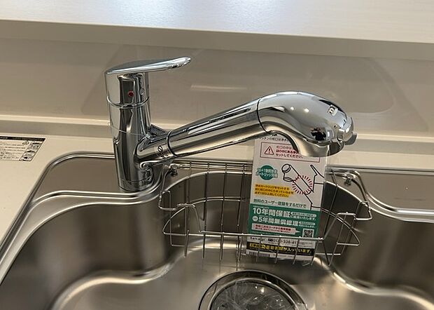【キッチン水栓】キッチン水栓は、毎日必ず使うものだからこそ、使いやすさが重要です。シャワーヘッドの切り替えがスムーズか、吐水量が調節できるか、水しぶきが飛び散りにくい構造か、浄水機能が付いているかなど、日々の家事を快適にするための機能が数多くあります。また、デザインも多種多様なので、キッチン全体の雰囲気に合わせたものを選ぶことができます。